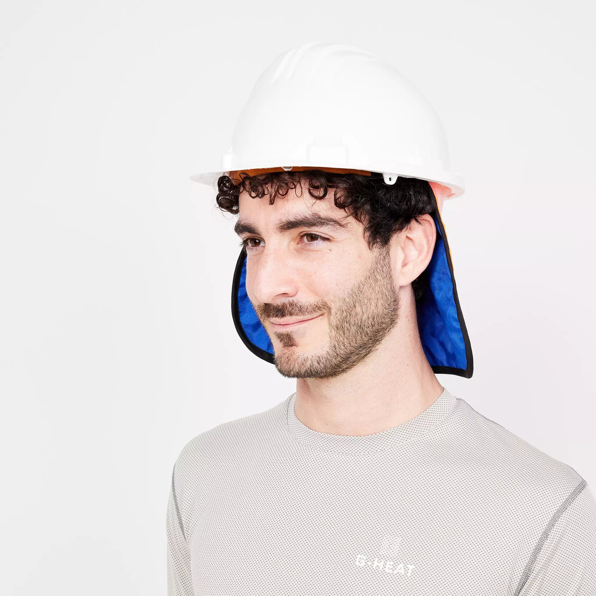 Sous-casque rafraîchissant avec protection nuque
